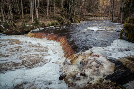 Ūdenskritumu kaskāde Nīmeveski