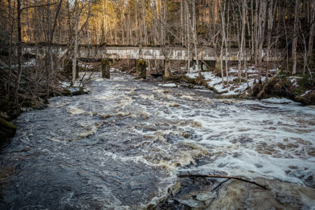 Pāri upei uzbūvēts betona kanāls, pa kuru tecējis ūdensdzirnavu darbināšanai